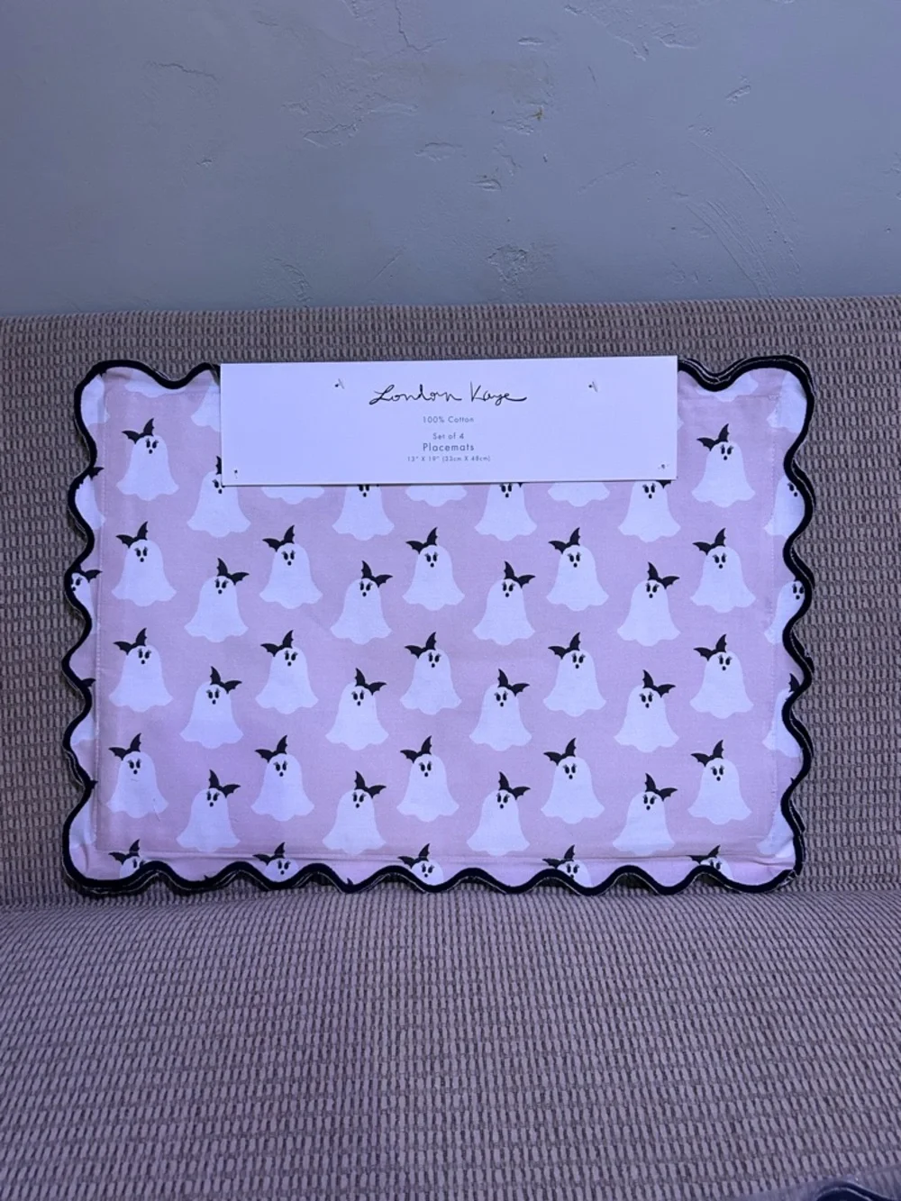 LONDON KAYE Set Of 4 Pretty Pink Ghost Placemats With Scalloped Borders NWTS